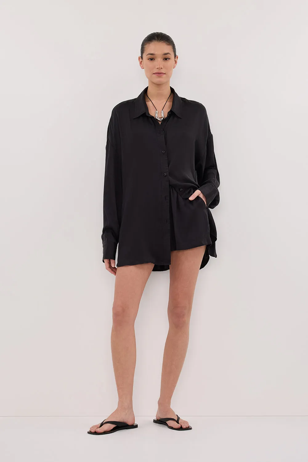 ISLA BLACK SILK SHORT Free Movement