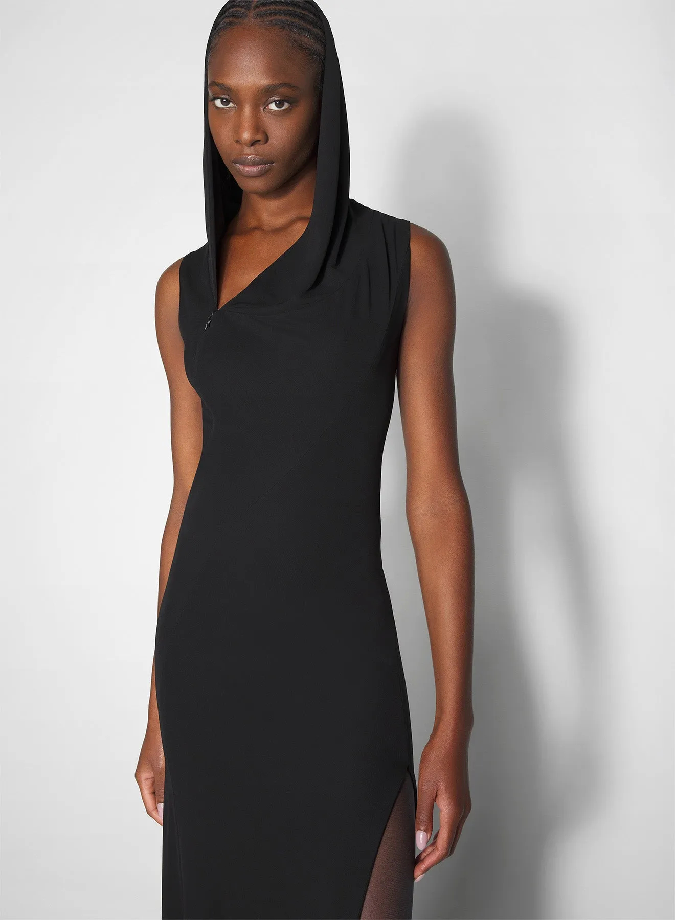 Must-have Ready Glow black hooded sleeveless gown
