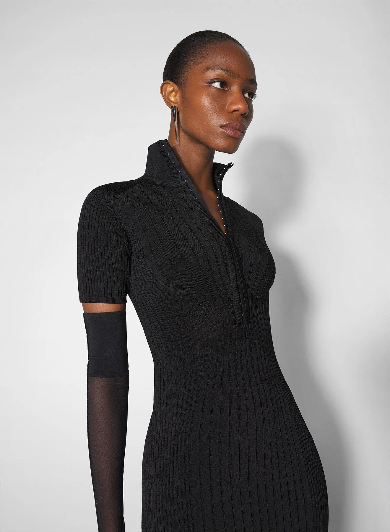 black hook-and-eye ribbed dress Chic Design Soft and Relaxed