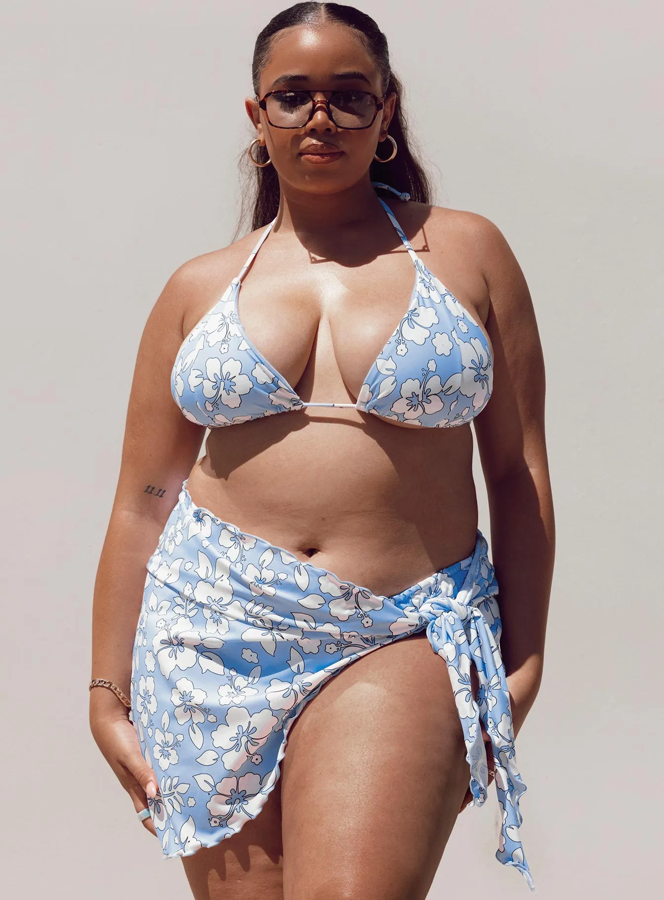 Paradise Sarong Blue Floral Curve Relaxing Holiday