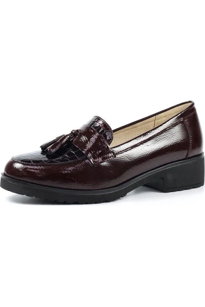 Durable Build Weekend Errands Soft Neutral Lunar FLW002 Vivi Tassle shoe in Burgundy