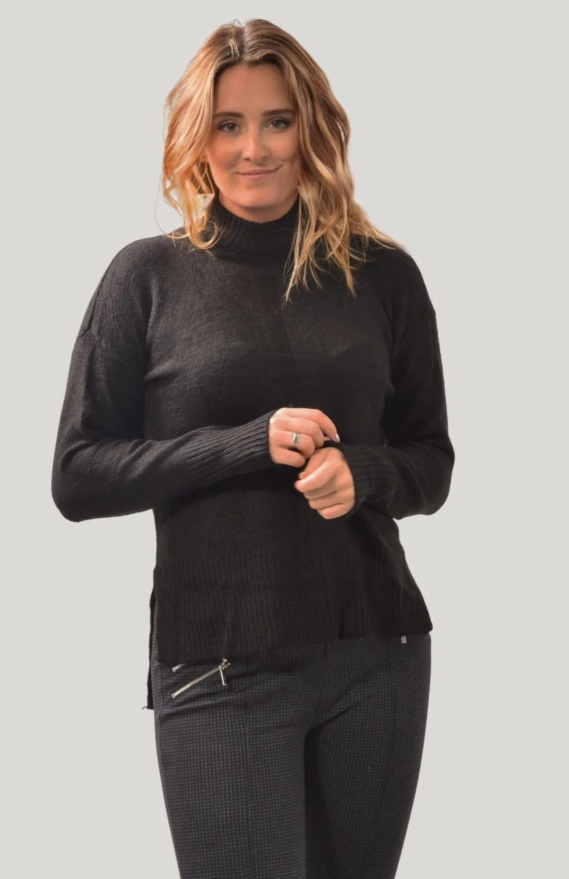 Friction Resistant Edging Relaxed Turtle Neck Jumper