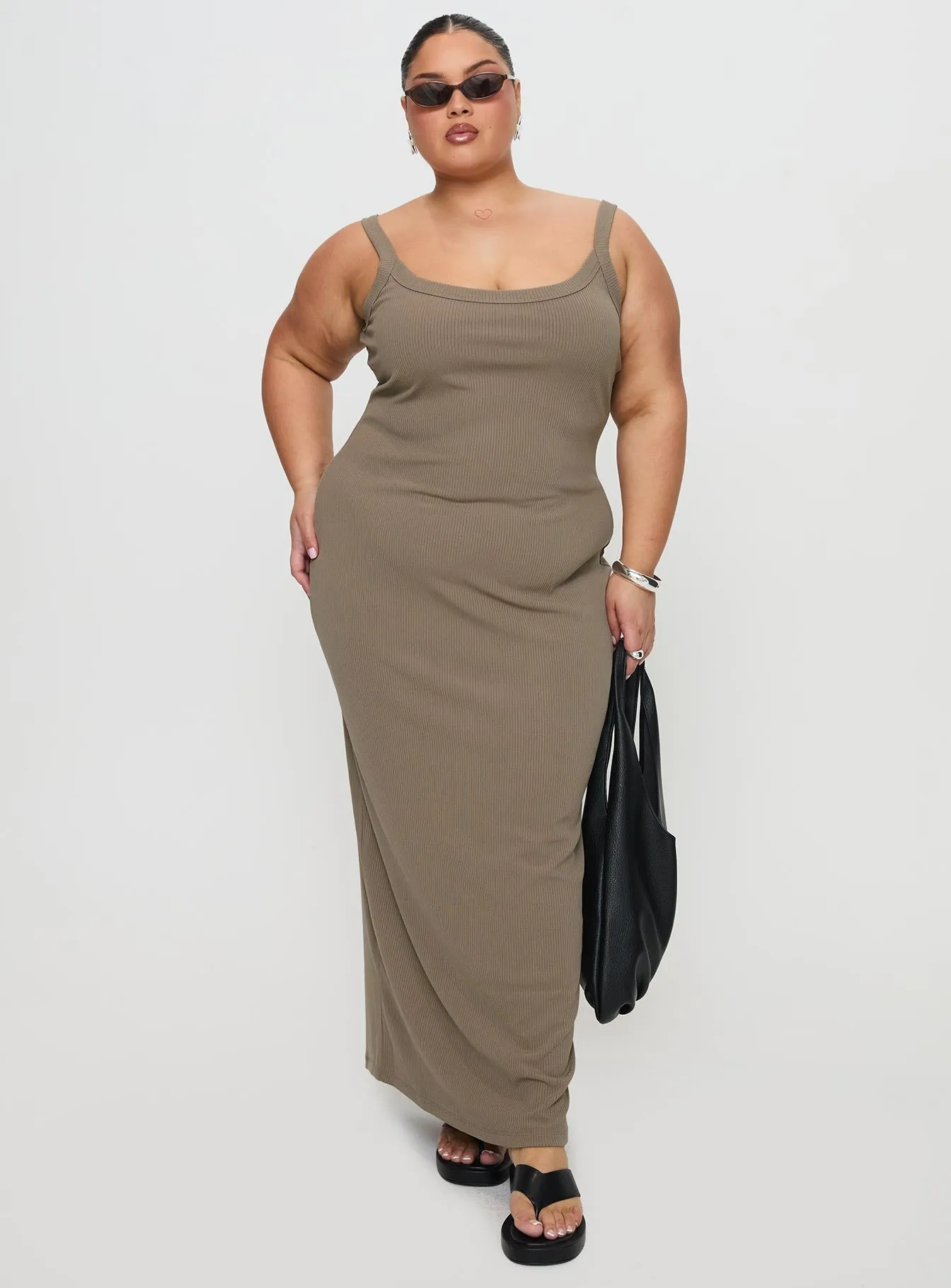 Montwood Maxi Dress Sage Curve summer look